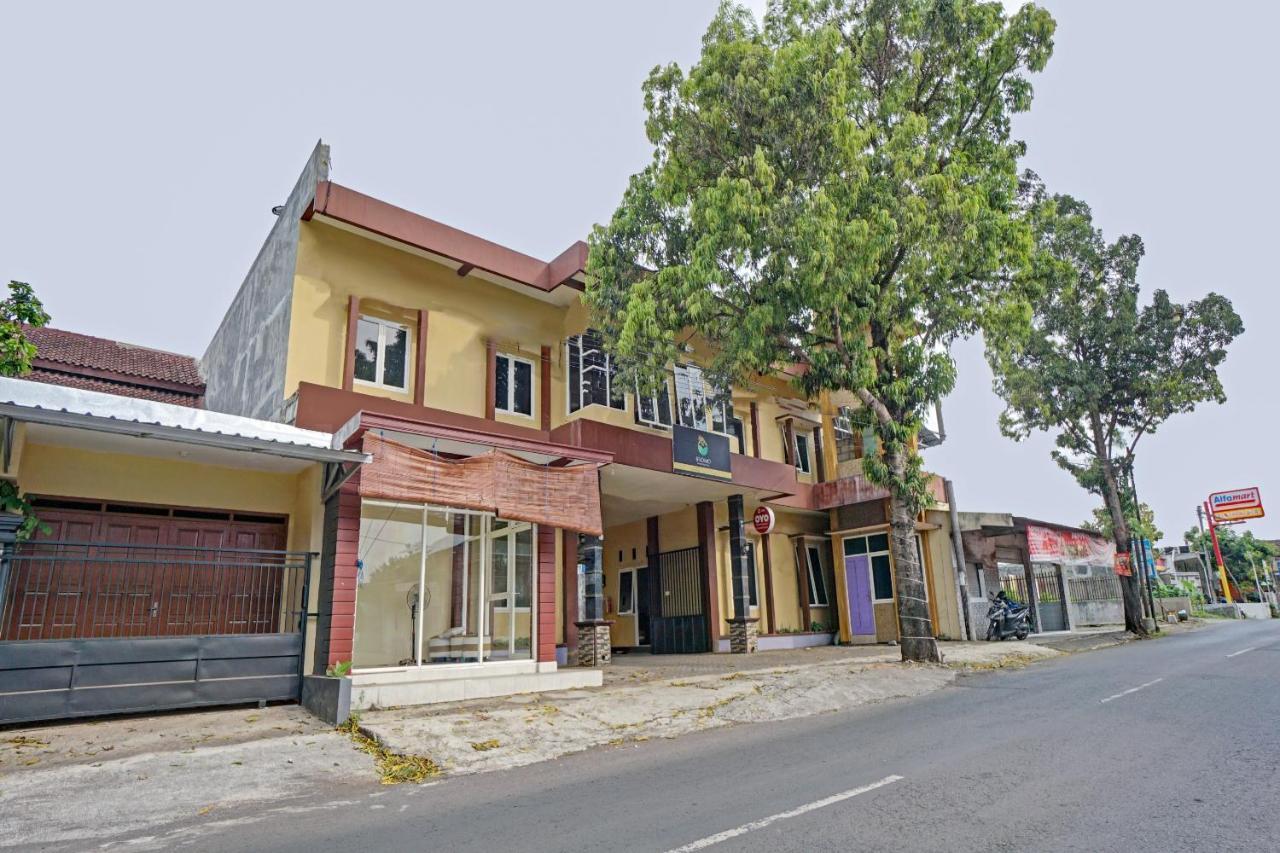 Oyo 3298 Bromo Guest House Family Malang Esterno foto
