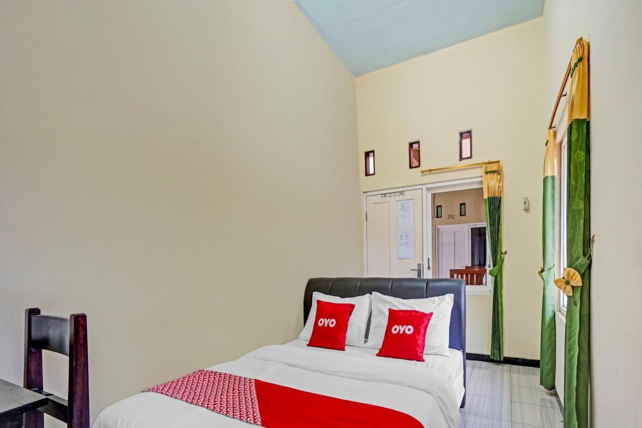 Oyo 3298 Bromo Guest House Family Malang Esterno foto