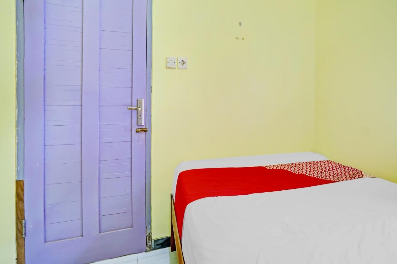 Oyo 3298 Bromo Guest House Family Malang Esterno foto