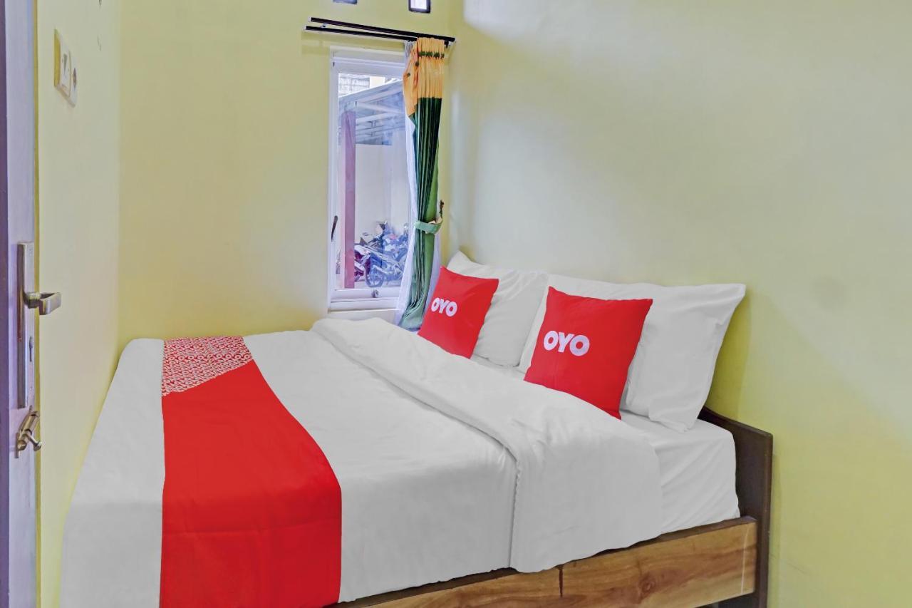 Oyo 3298 Bromo Guest House Family Malang Esterno foto