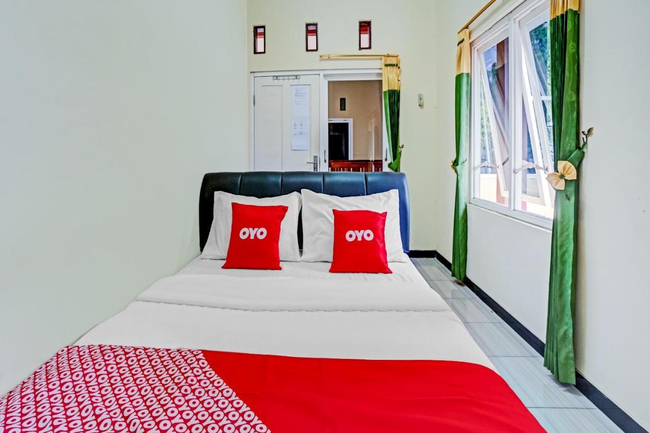 Oyo 3298 Bromo Guest House Family Malang Esterno foto