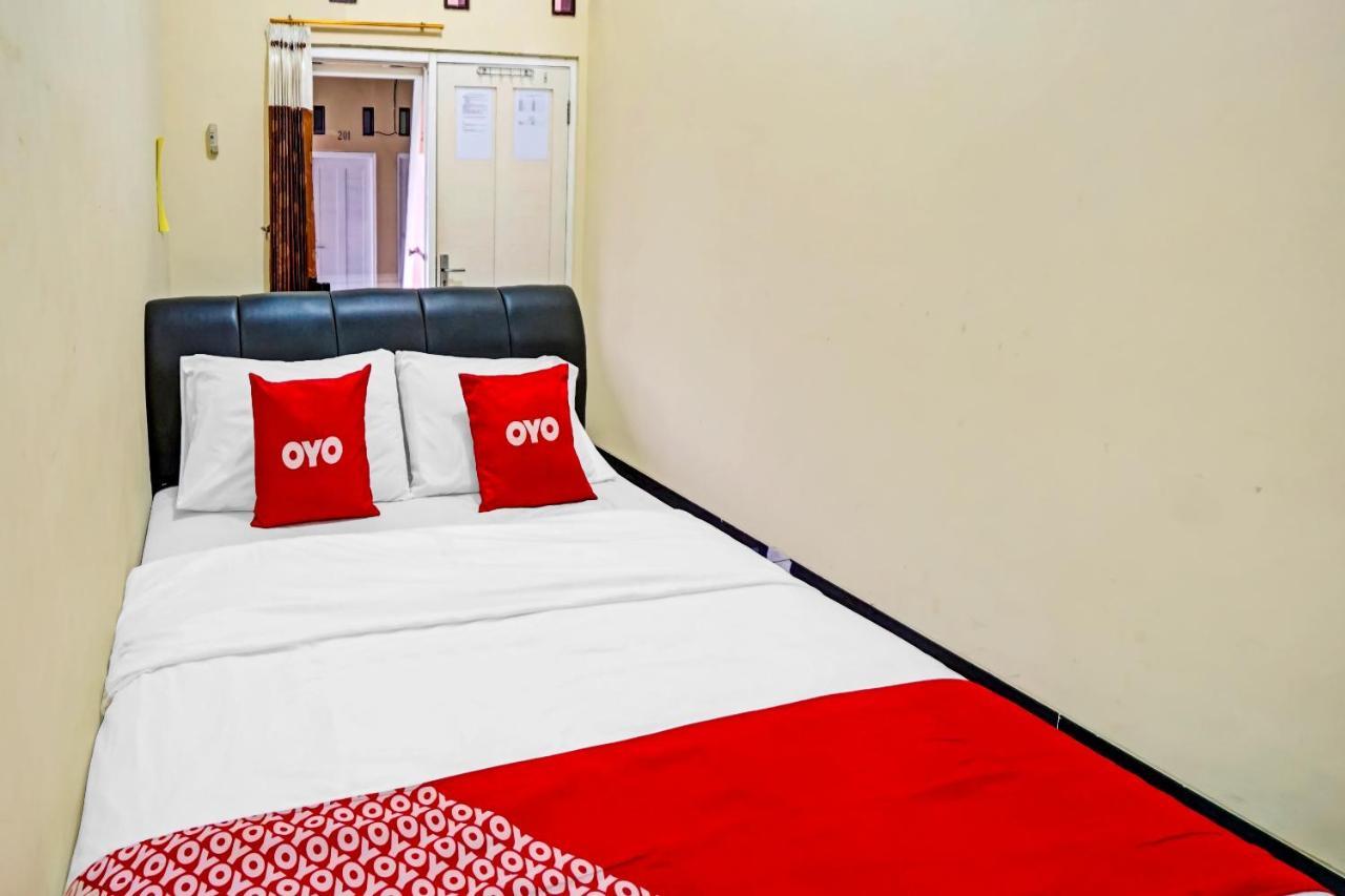 Oyo 3298 Bromo Guest House Family Malang Esterno foto